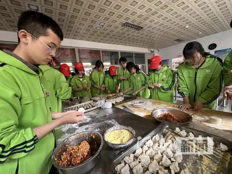 学唱歌曲《学习雷锋好榜样,传唱雷锋精神;张北德智中学志愿者为社区