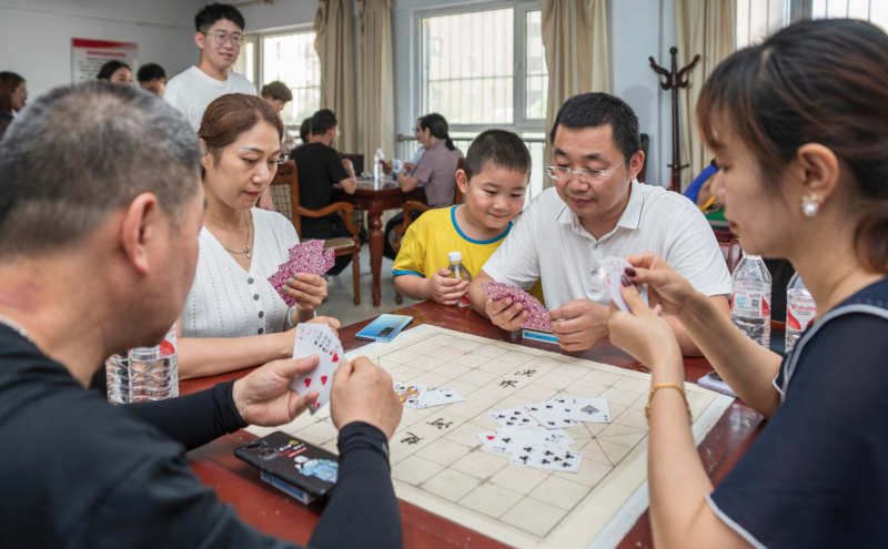 大家乐在棋牌比赛中 和谐共处邻里情