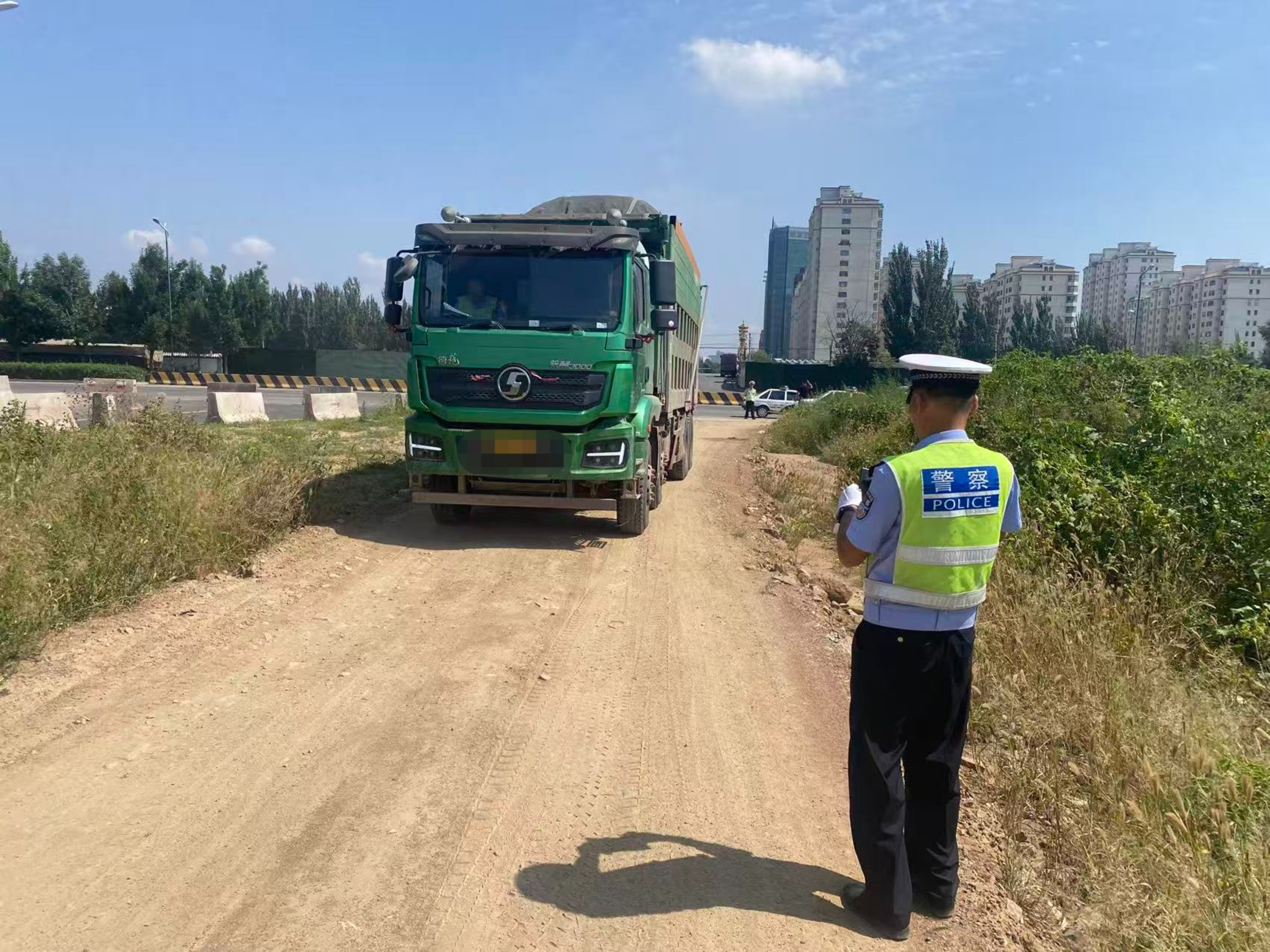 宣化区交通管理大队严抓超载翻斗车 筑牢交通安全防线